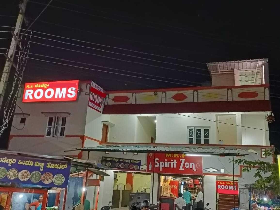 Hotel Oyo 8206 K J Residency à Mysore Extérieur photo